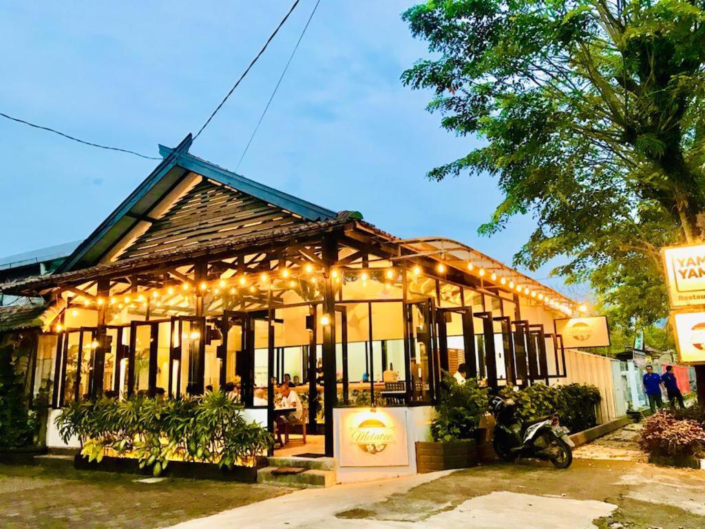 Belaya Hotel Jepara Kültér fotó